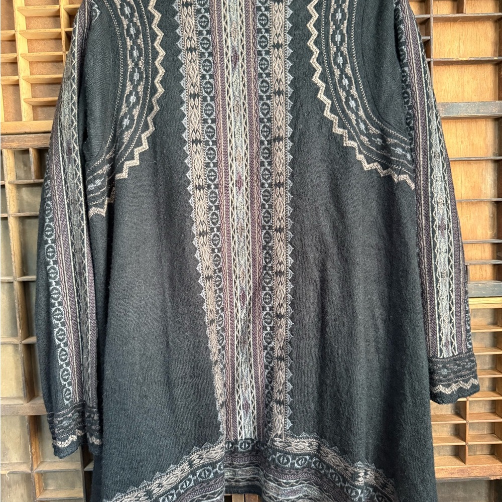 Women's Black and Tan Patterned Sweater - Picture 4 of 4